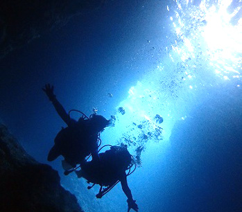 神秘的な青の光に癒される『青の洞窟』体験ダイビングツアー